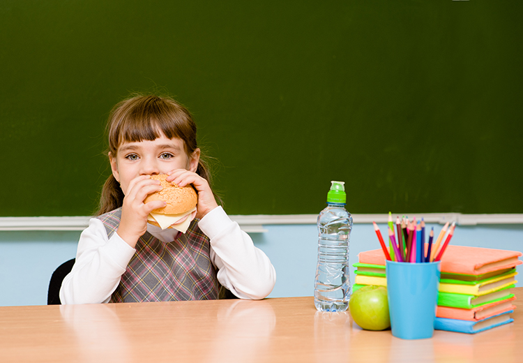 Çocukların Ders Çalışırken Yemek Yemesi Obeziteye Zemin Hazırlıyor Çocukların Ders Çalışırken Yemek Yemesi Obeziteye Zemin Hazırlıyor