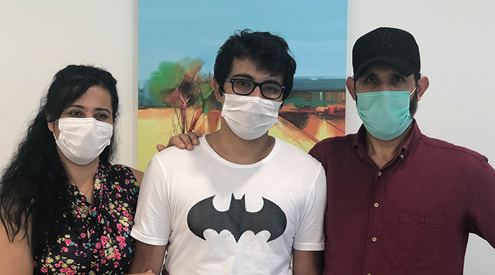 Lösemiyi Yendi, Hastane Odasında Kep Atıp Üniversiteyi Kazandı