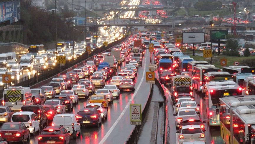 Trafik İstanbulluların Ayda 6 Gününü Çalıyor Trafik İstanbulluların Ayda 6 Gününü Çalıyor