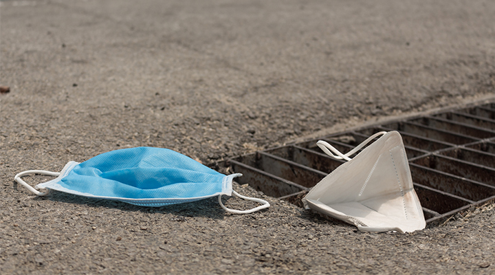 Sokağa Atılan Maske ve Eldivenler Sağlığı Tehdit Ediyor